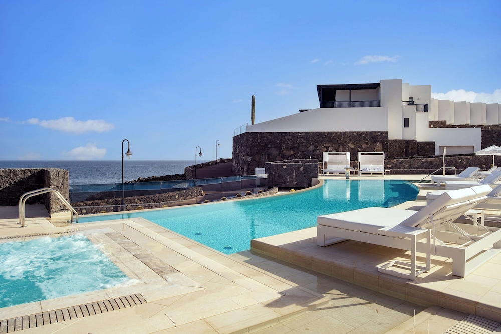 Royal Marina Suites Boutique Hotel — Swimming pool in Puerto Calero, Canary Islands