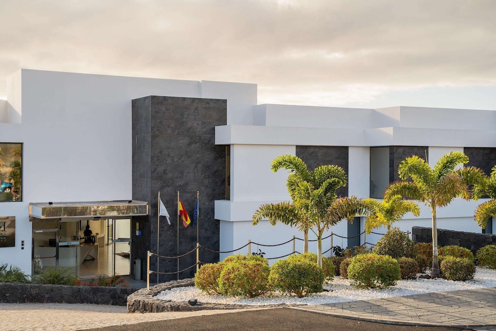 Royal Marina Suites Boutique Hotel — Hotel building in Puerto Calero, Canary Islands