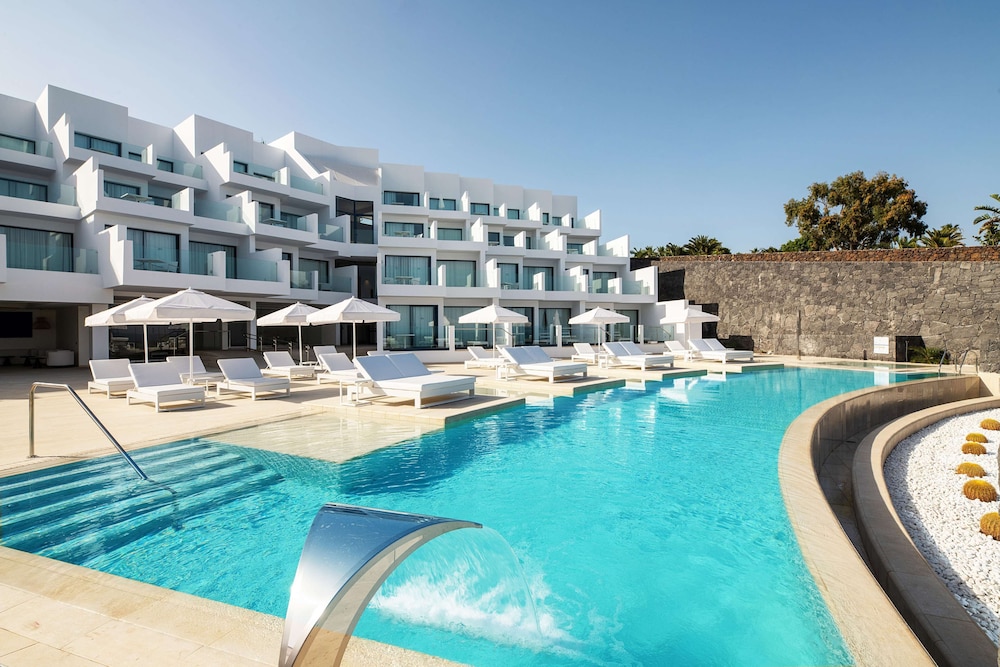 Royal Marina Suites Boutique Hotel — Swimming pool in Puerto Calero, Canary Islands