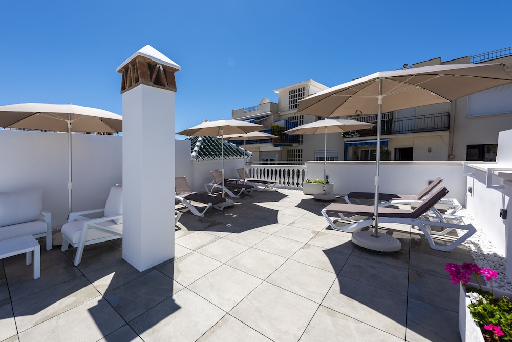 Apartamentos Toboso Plaza — Hotel building in Nerja, Andalusia