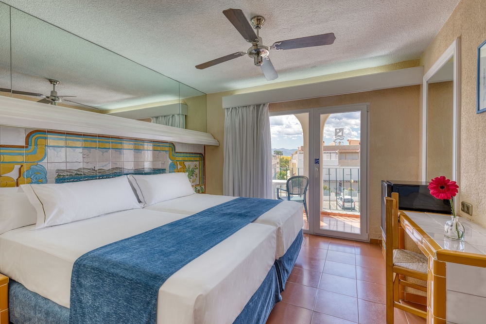 Playavera Hotel - Naturist Friendly — Hotel rooms in Vera, Andalusia