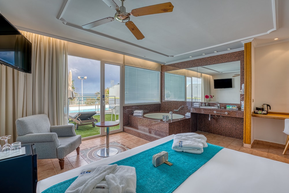 Playavera Hotel - Naturist Friendly — Hotel rooms in Vera, Andalusia