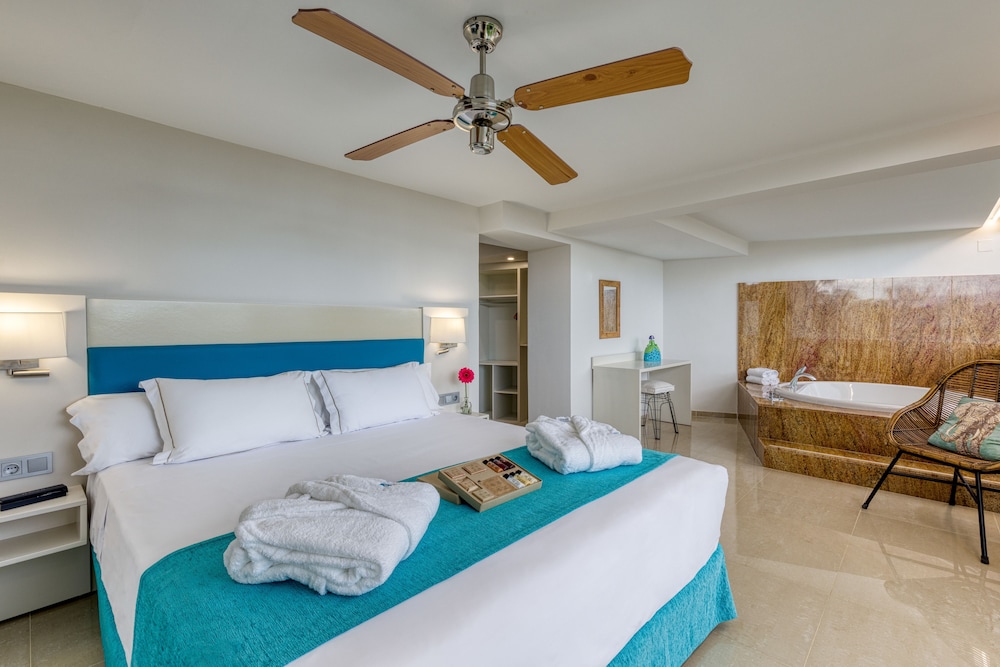 Playavera Hotel - Naturist Friendly — Hotel rooms in Vera, Andalusia
