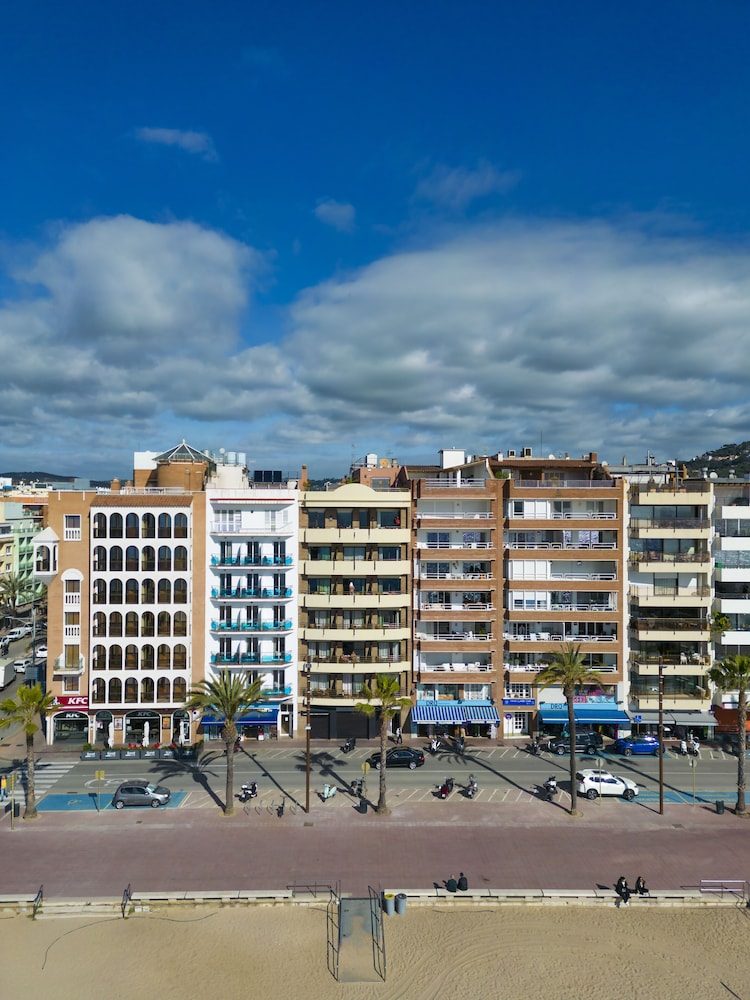 Almirall Apartaments — Hotel building in Lloret de Mar, Catalonia