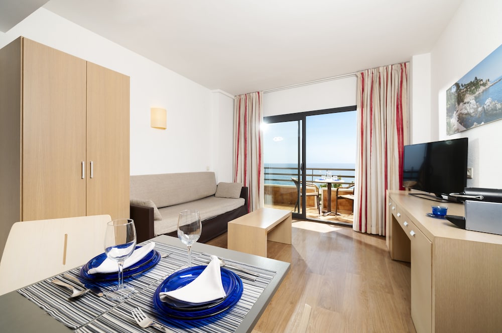 Almirall Apartaments — Hotel rooms in Lloret de Mar, Catalonia
