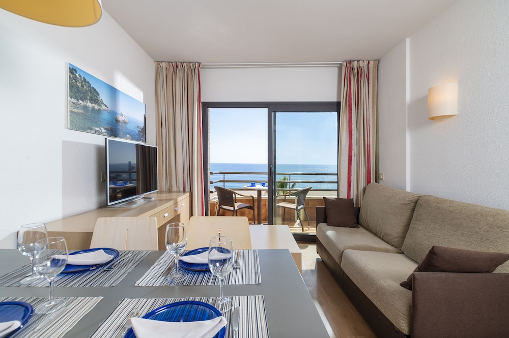 Almirall Apartaments — Hotel rooms in Lloret de Mar, Catalonia