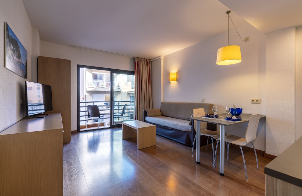 Almirall Apartaments — Hotel rooms in Lloret de Mar, Catalonia