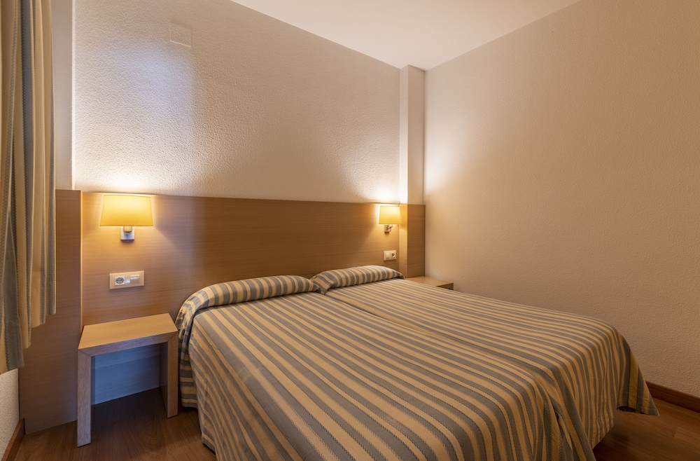 Almirall Apartaments — Hotel rooms in Lloret de Mar, Catalonia