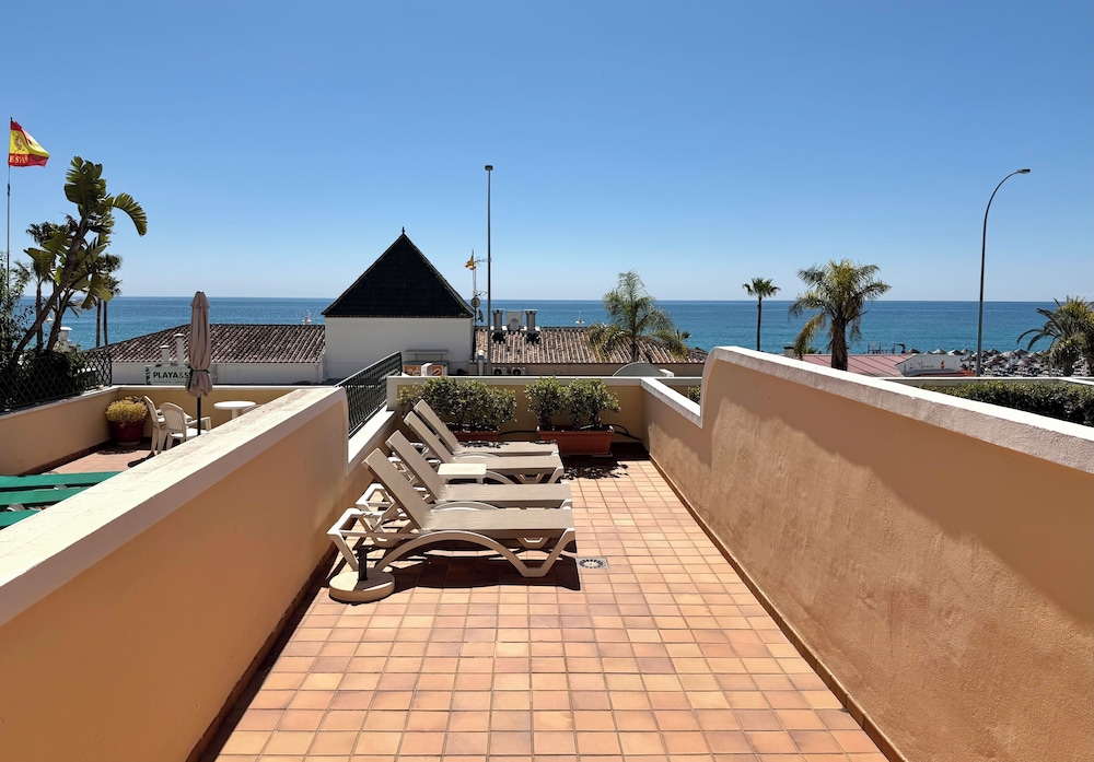 HC Burriana Playa - Apartamentos Turísticos — Beach in Nerja, Andalusia