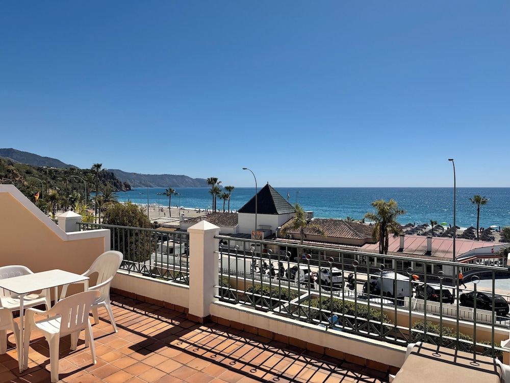 HC Burriana Playa - Apartamentos Turísticos — Beach in Nerja, Andalusia