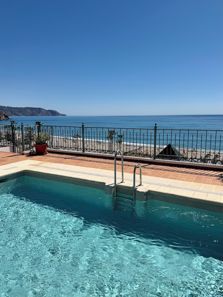 HC Burriana Playa - Apartamentos Turísticos — Swimming pool in Nerja, Andalusia