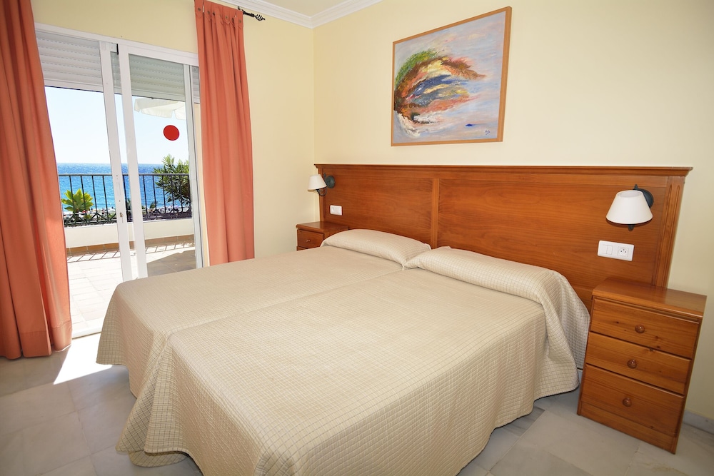 HC Burriana Playa - Apartamentos Turísticos — Hotel rooms in Nerja, Andalusia