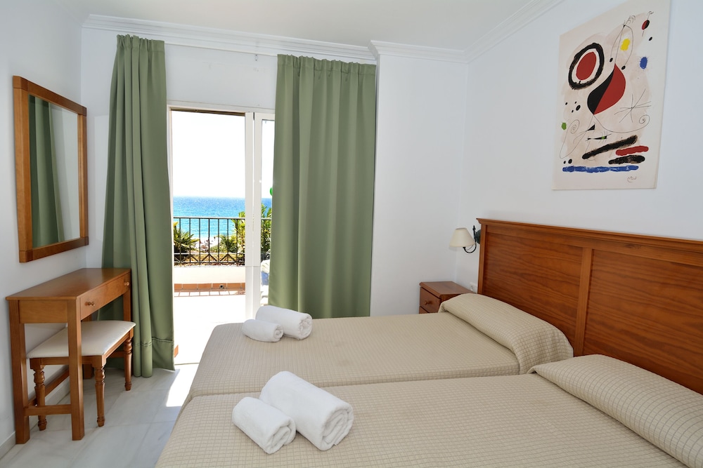 HC Burriana Playa - Apartamentos Turísticos — Hotel rooms in Nerja, Andalusia