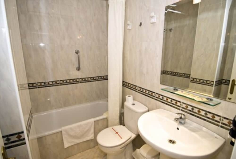 HC Burriana Playa - Apartamentos Turísticos — Hotel rooms in Nerja, Andalusia