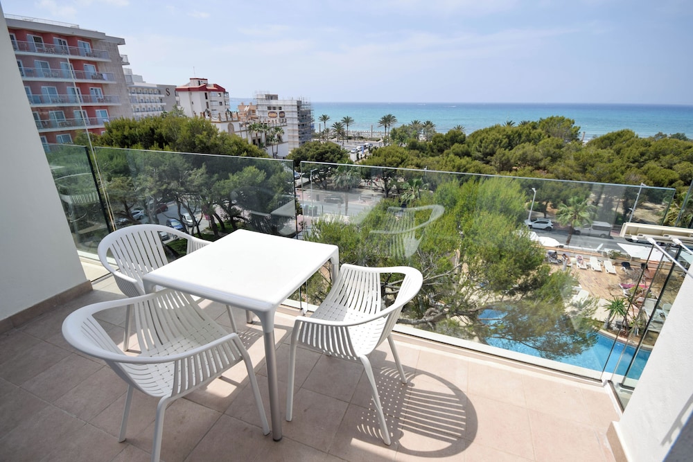 Aparthotel Houm Plaza Son Rigo — Hotel rooms in Playa de Palma, Balearic Islands