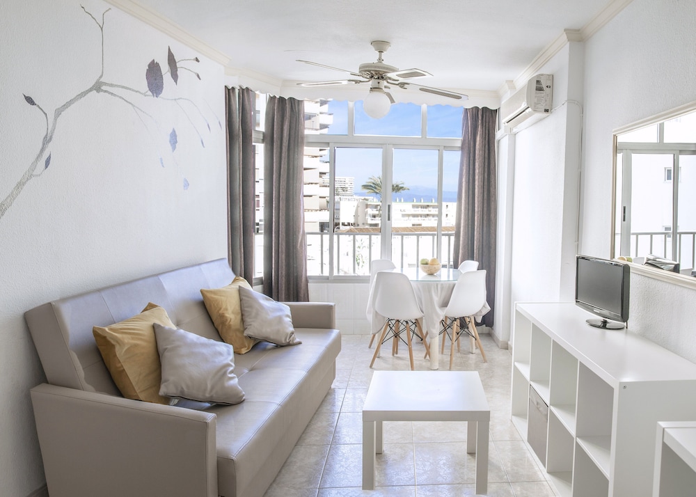 Palm Beach Club Aparthotel — Hotel rooms in Torremolinos, Andalusia