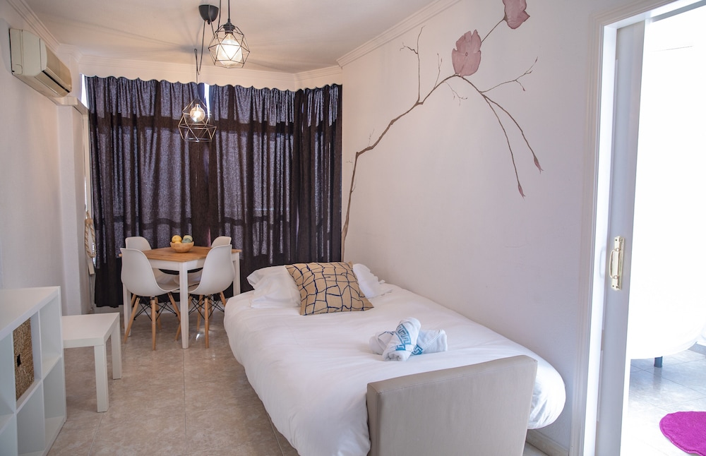 Palm Beach Club Aparthotel — Hotel rooms in Torremolinos, Andalusia