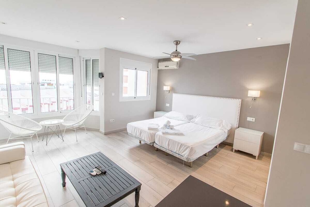 Palm Beach Club Aparthotel — Hotel rooms in Torremolinos, Andalusia