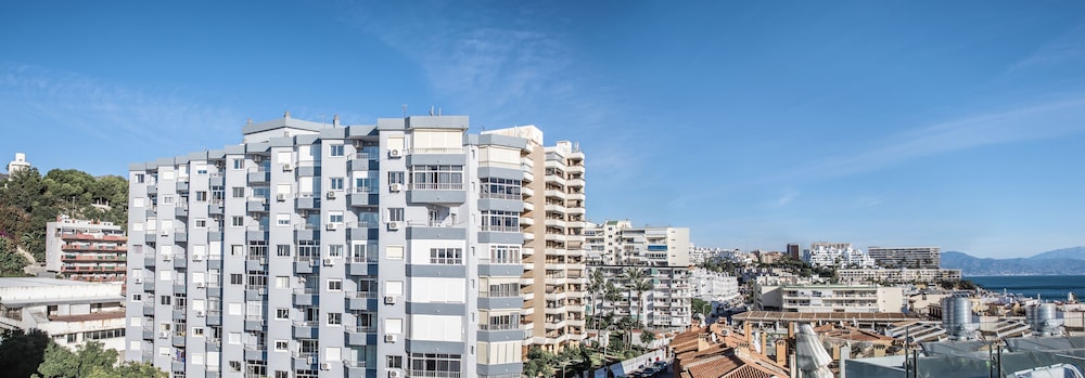 Palm Beach Club Aparthotel — Hotel building in Torremolinos, Andalusia