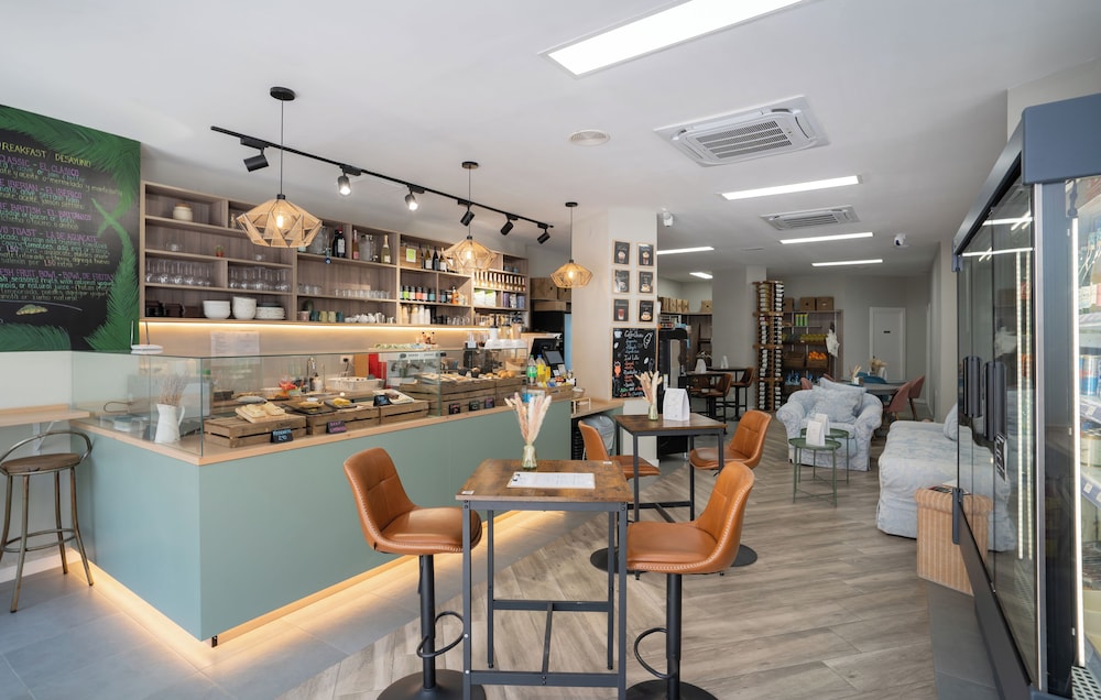 Palm Beach Club Aparthotel — Restaurant & bars in Torremolinos, Andalusia
