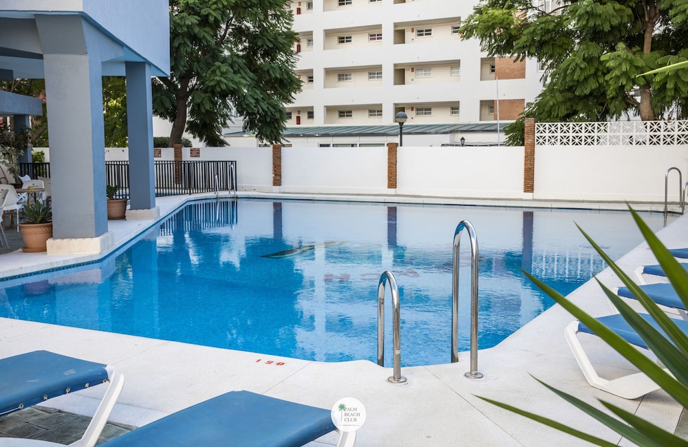 Palm Beach Club Aparthotel — Swimming pool in Torremolinos, Andalusia