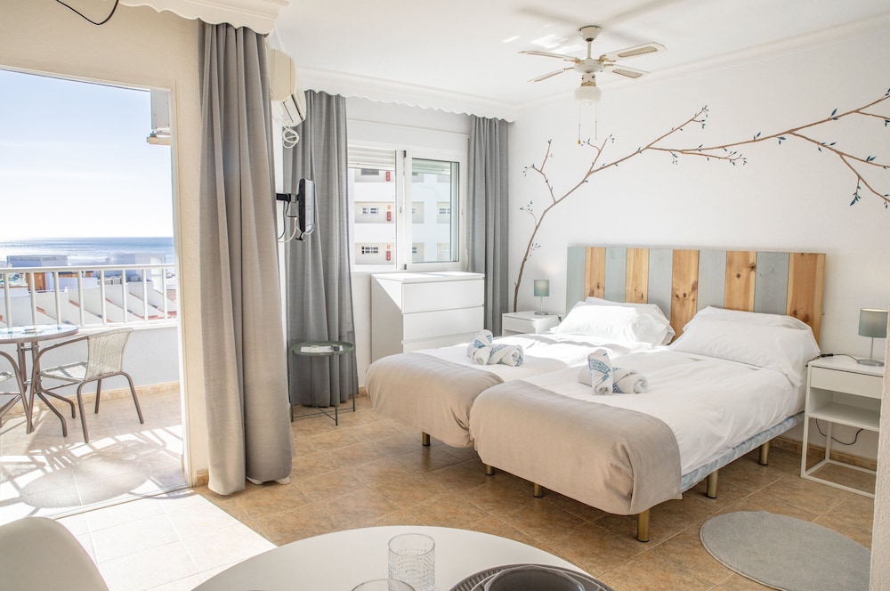 Palm Beach Club Aparthotel — Hotel rooms in Torremolinos, Andalusia