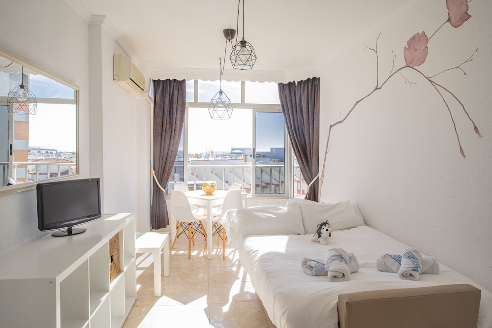 Palm Beach Club Aparthotel — Hotel rooms in Torremolinos, Andalusia