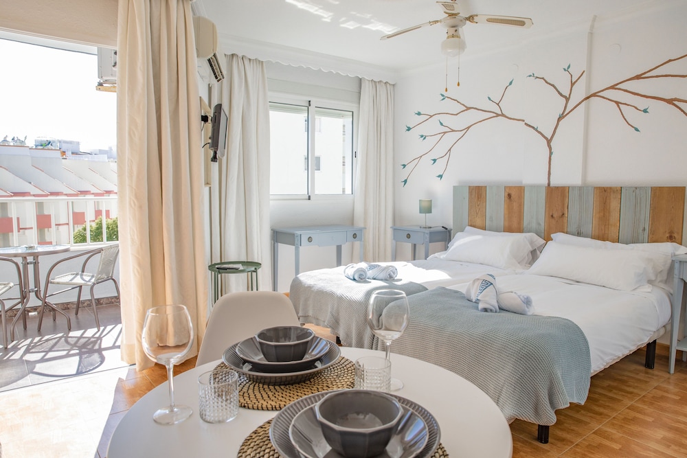 Palm Beach Club Aparthotel — Hotel rooms in Torremolinos, Andalusia