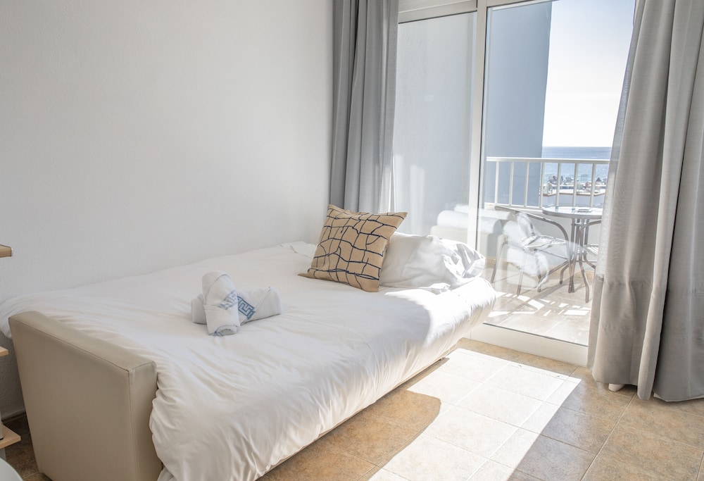 Palm Beach Club Aparthotel — Hotel rooms in Torremolinos, Andalusia