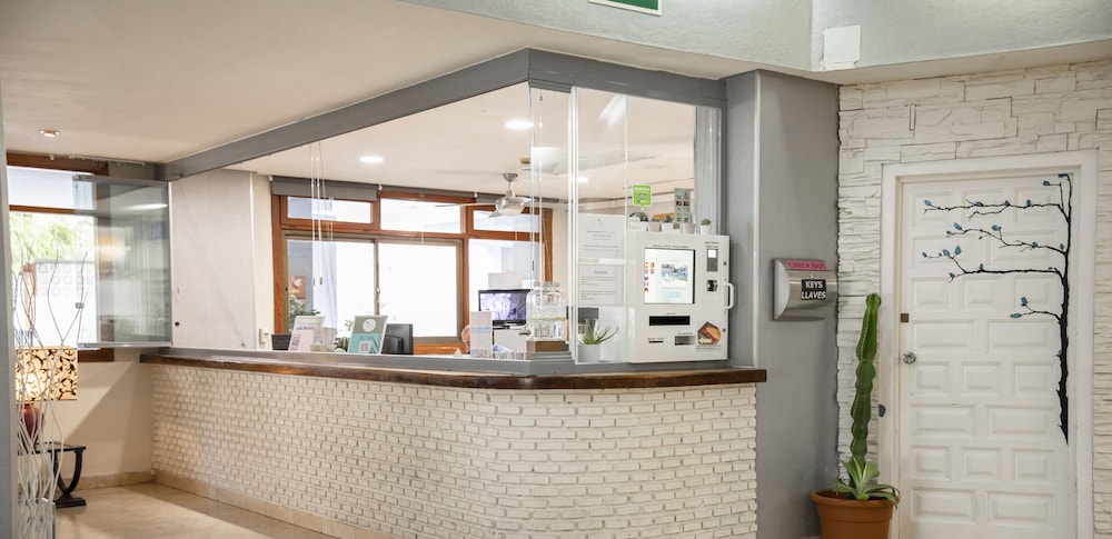 Palm Beach Club Aparthotel — Hotel building in Torremolinos, Andalusia