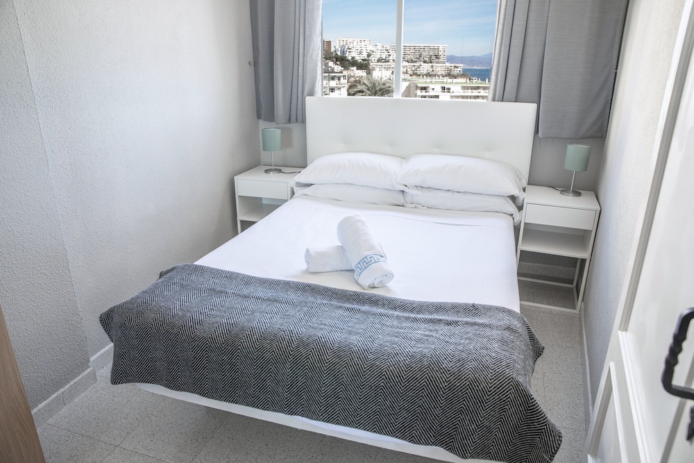 Palm Beach Club Aparthotel — Hotel rooms in Torremolinos, Andalusia