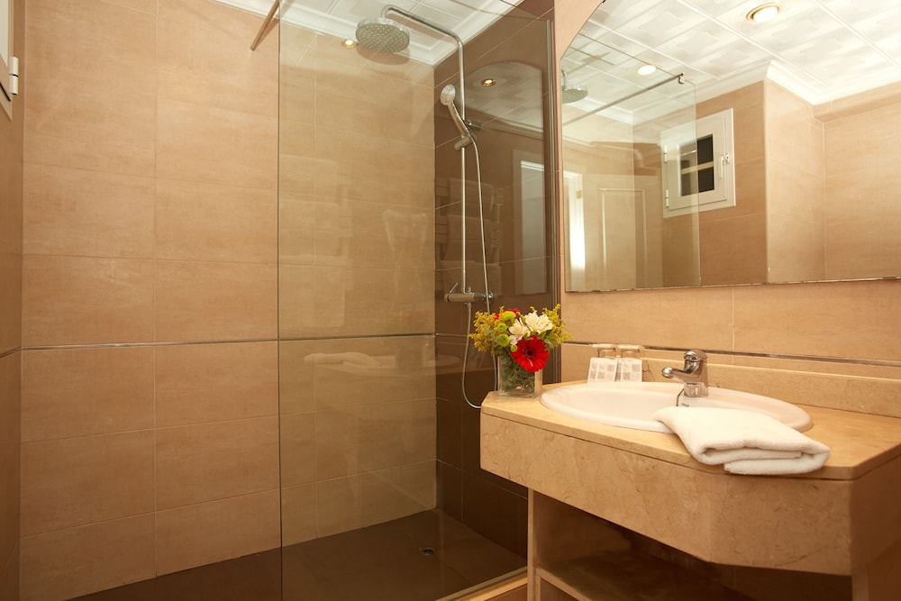 Hotel Luxor — Hotel rooms in Playa de Palma, Balearic Islands