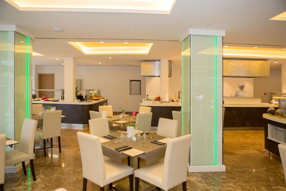 Hotel Luxor — Restaurant & bars in Playa de Palma, Balearic Islands