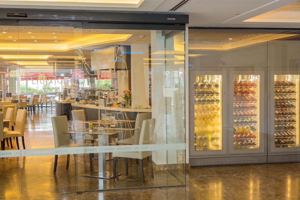 Hotel Luxor — Restaurant & bars in Playa de Palma, Balearic Islands