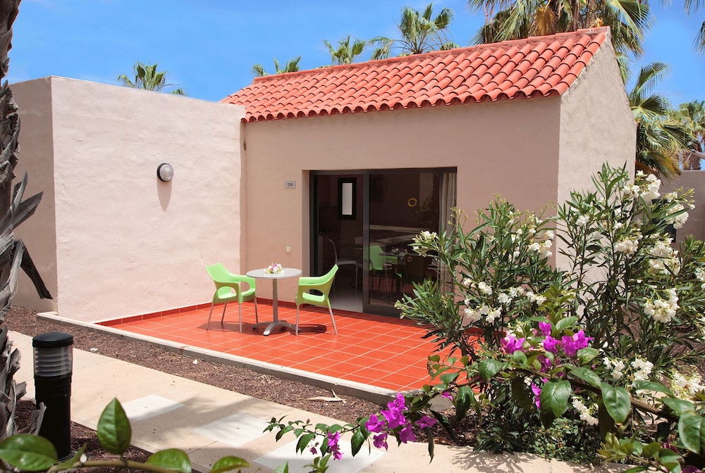 Caybeach Caleta — Hotel building in Costa de Antigua, Canary Islands