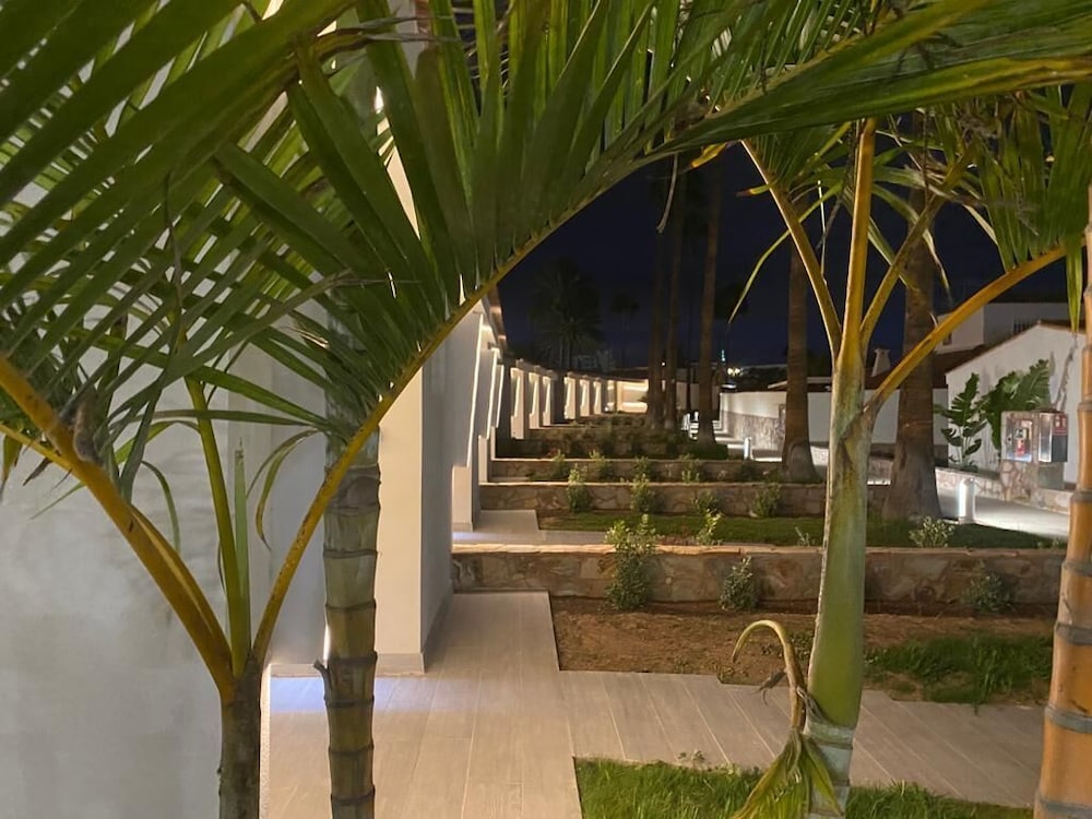 Relaxia Los Girasoles — Hotel building in Playa del Ingles, Canary Islands
