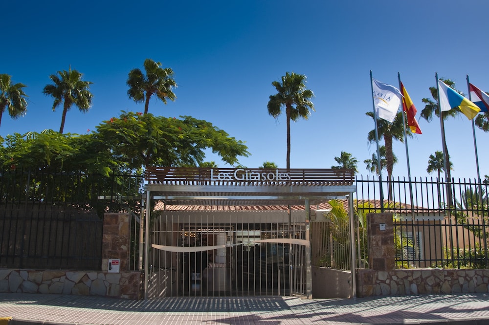 Relaxia Los Girasoles — Hotel building in Playa del Ingles, Canary Islands
