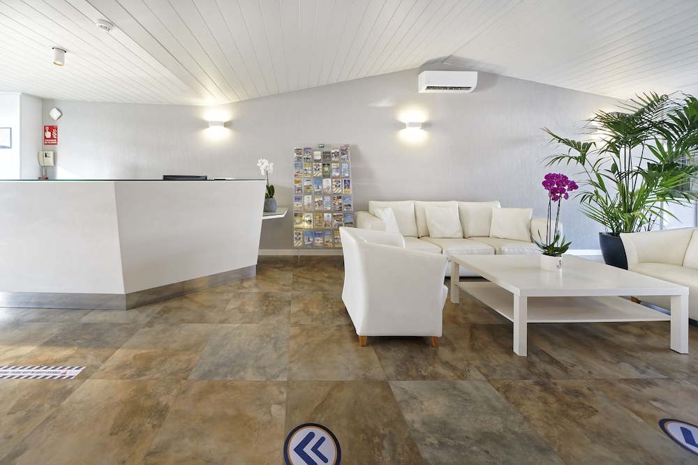 Relaxia Los Girasoles — Hotel building in Playa del Ingles, Canary Islands