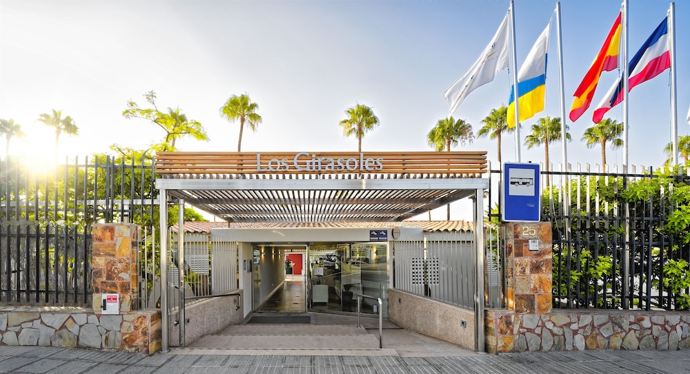 Relaxia Los Girasoles — Hotel building in Playa del Ingles, Canary Islands