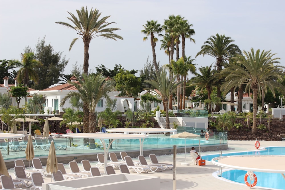 Hotel LIVVO Dunagolf Suites — Swimming pool in Maspalomas, Canary Islands