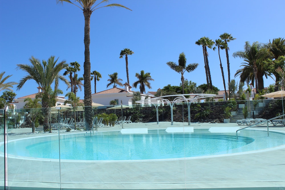 Hotel LIVVO Dunagolf Suites — Swimming pool in Maspalomas, Canary Islands