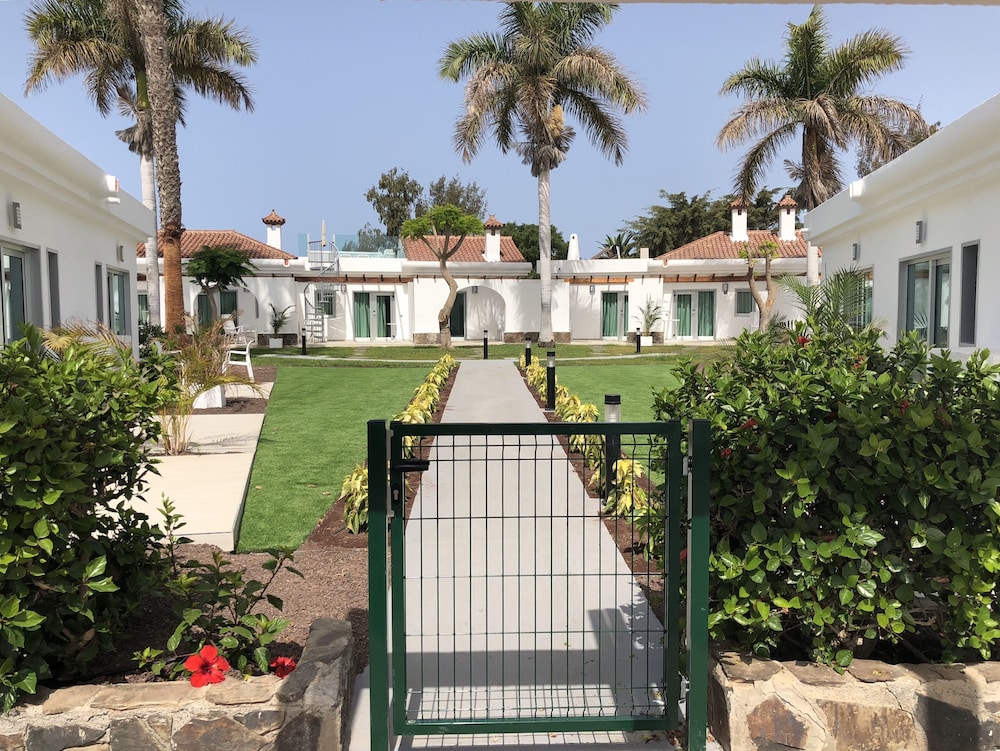 Hotel LIVVO Dunagolf Suites — Hotel building in Maspalomas, Canary Islands