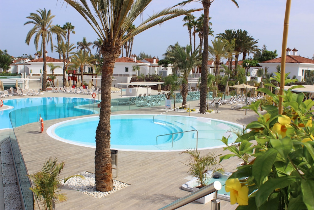 Hotel LIVVO Dunagolf Suites — Swimming pool in Maspalomas, Canary Islands