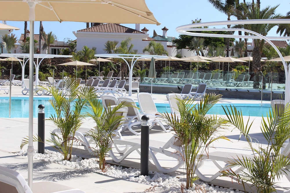 Hotel LIVVO Dunagolf Suites — Swimming pool in Maspalomas, Canary Islands