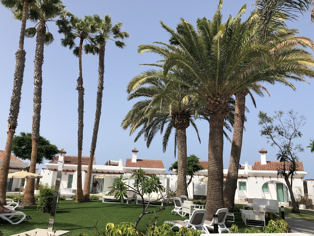 Hotel LIVVO Dunagolf Suites — Hotel building in Maspalomas, Canary Islands