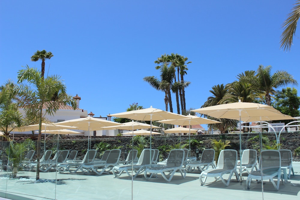 Hotel LIVVO Dunagolf Suites — Swimming pool in Maspalomas, Canary Islands