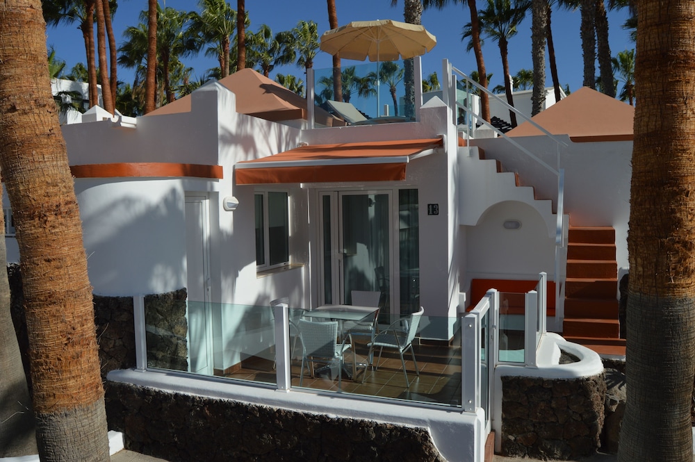 Bahía Calma Beach — Hotel building in Costa Calma, Canary Islands