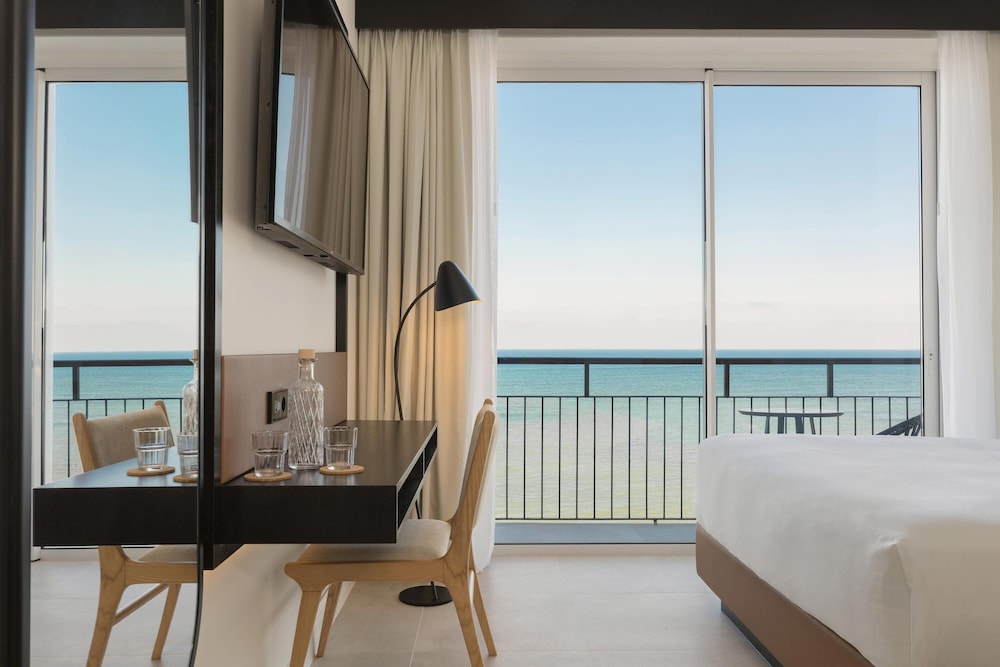 Hotel Riomar Ibiza, A Tribute Portfolio Hotel — Hotel rooms in Santa Eulalia, Balearic Islands