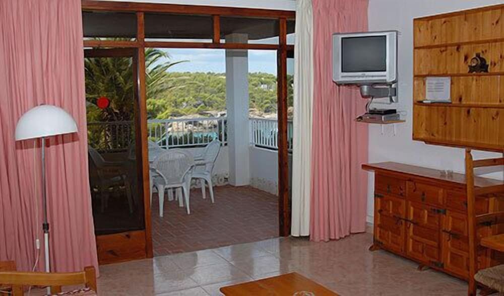 Apartamentos del Rey — Hotel rooms in Portinatx, Balearic Islands