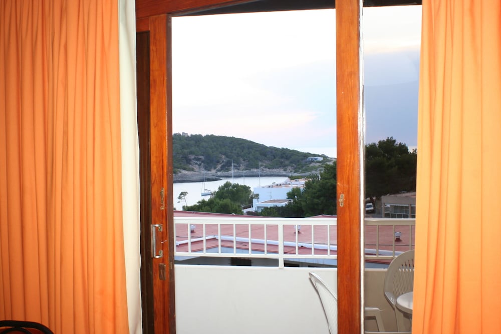 Apartamentos del Rey — Hotel rooms in Portinatx, Balearic Islands